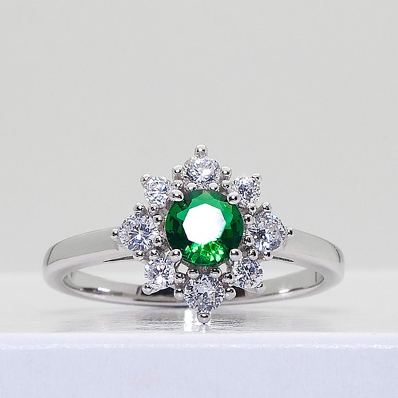 Stunning Emerald Simulant Green Stone 925 Sterling Silver Ring,  Stamped 925 - Picture 3 of 9